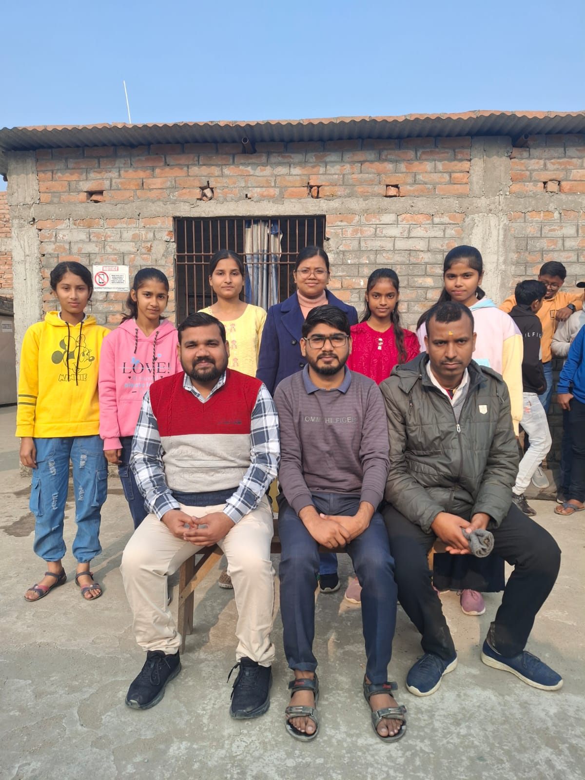 Faculty mentors with student batch achievers at Pragyan Institute Lalganj