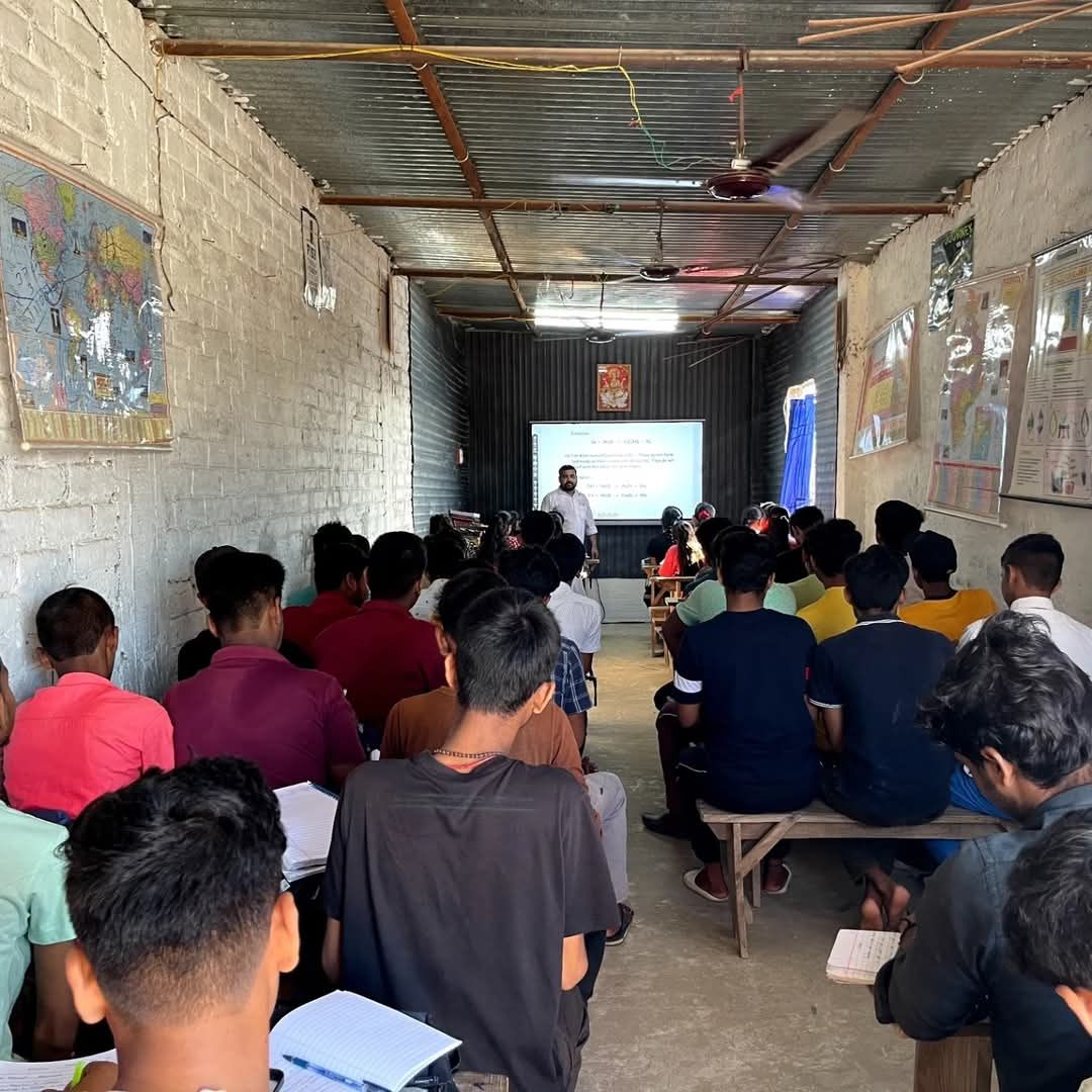 Classroom batch engaged in smart projector lesson at Pragyan Institute Lalganj