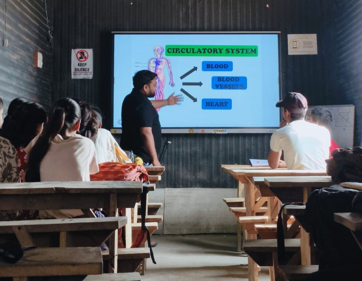 Biology session on human circulatory system with smartboard illustrations